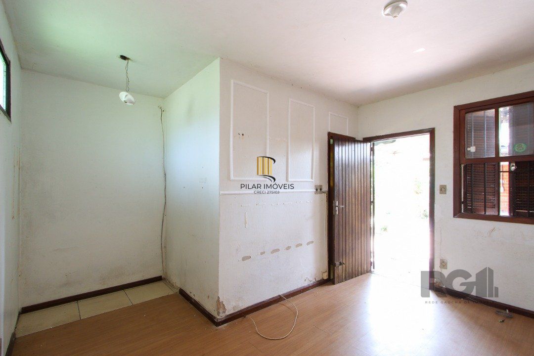 Casa mista com 4 dormitórios, 2 banheiros, 1 lavabo e 3 vagas a uma quadra da Av. Guaíba