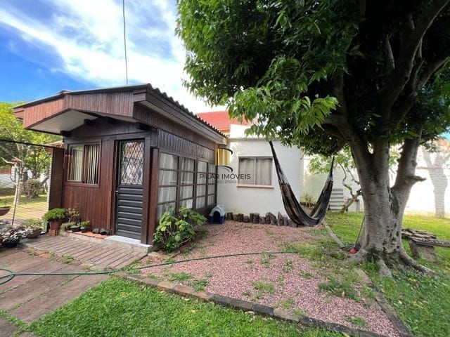 Terreno medindo 11 X 39,66 com 2 casas de alvenaria