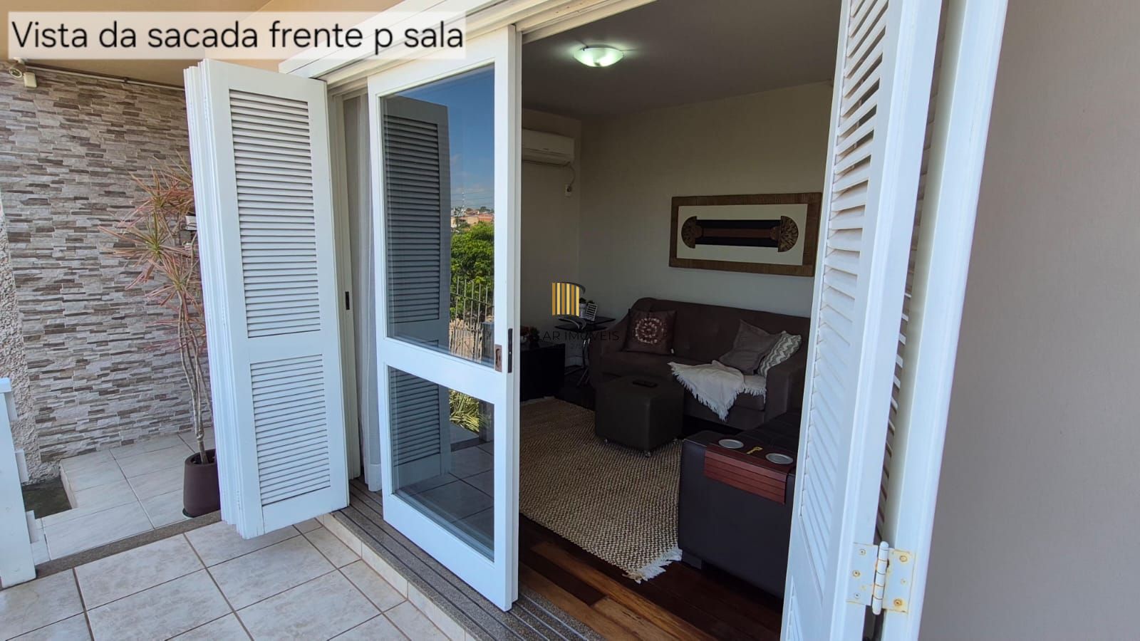 Excelente casa de 4 dormitórios, 1 suíte e 2 vagas em Novo Hamburgo.