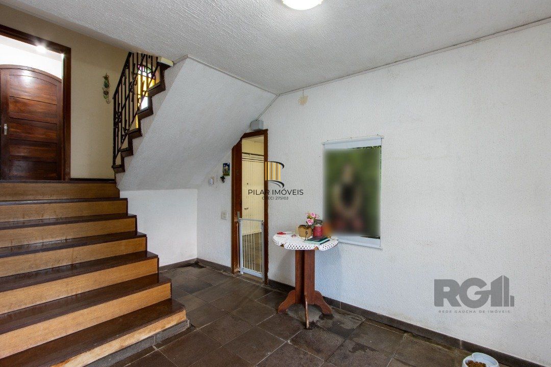 Casa no bairro Cristal, Possui 4 dormitórios, sendo 1suíte, closet e banheira de hidromassagem, com possibilidade de um podendo 1 dormitórios extra.