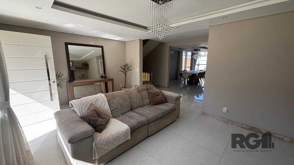 Casa em condomínio com 4 suítes, 4 vagas de garagem, pátio com piscina