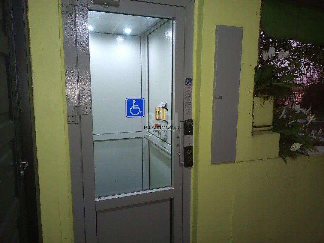 Casa para Venda - 220m², 3 dormitórios, sendo 1 suites, 1 vaga - Camaquã