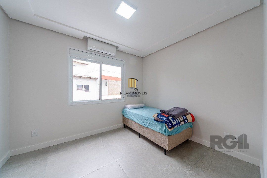 Casa em condominio com excelente padrão construtivo, possui 3 dormitórios, sendo 1 suíte máster com closet e sacada