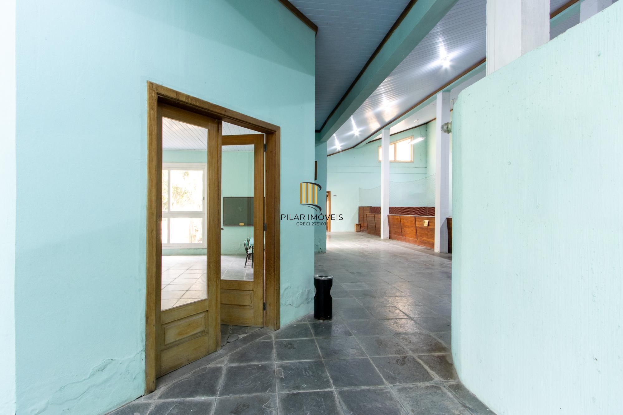 Terreno com edificações para múltiplos negócios lucrativos.