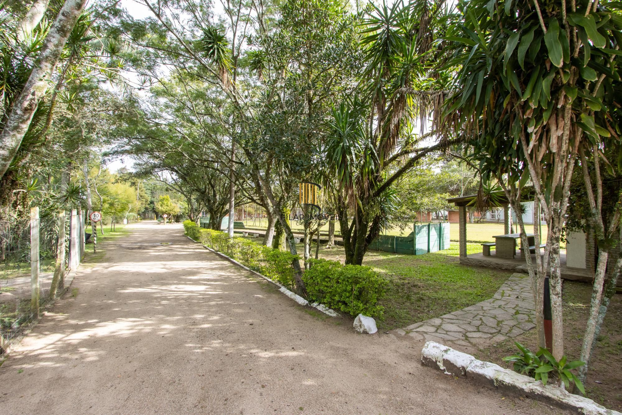 Terreno com edificações para múltiplos negócios lucrativos.
