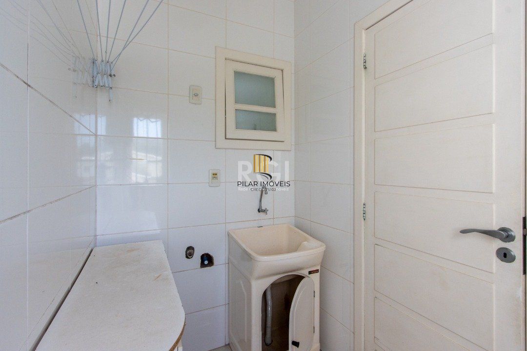 Uma suíte, estar íntimo, living 2 ambientes, lareira, lavabo, cozinha mobiliada,