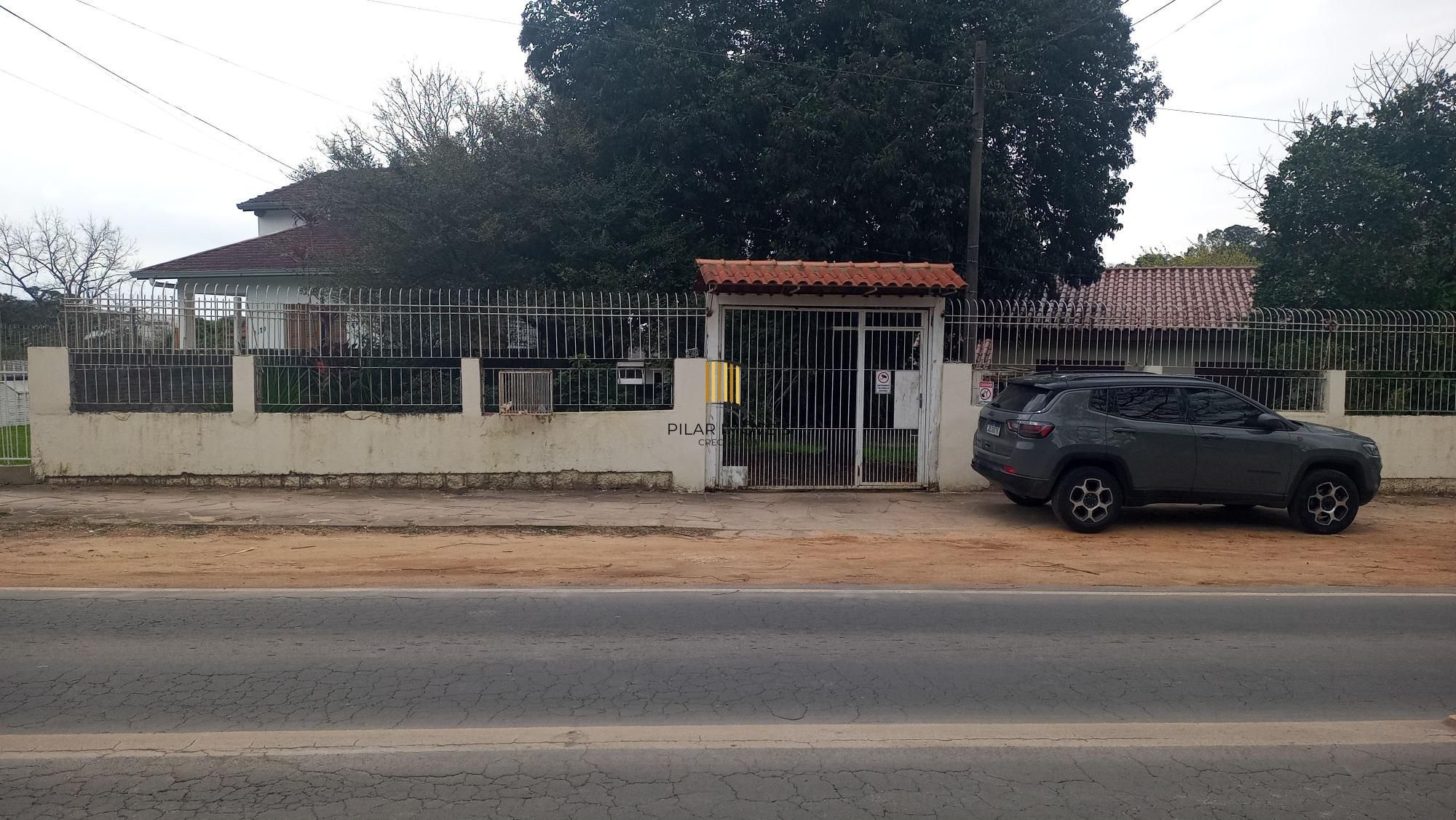Sossego e natureza em Porto Alegre: 3 quartos, piscina e quase 2000m² de área