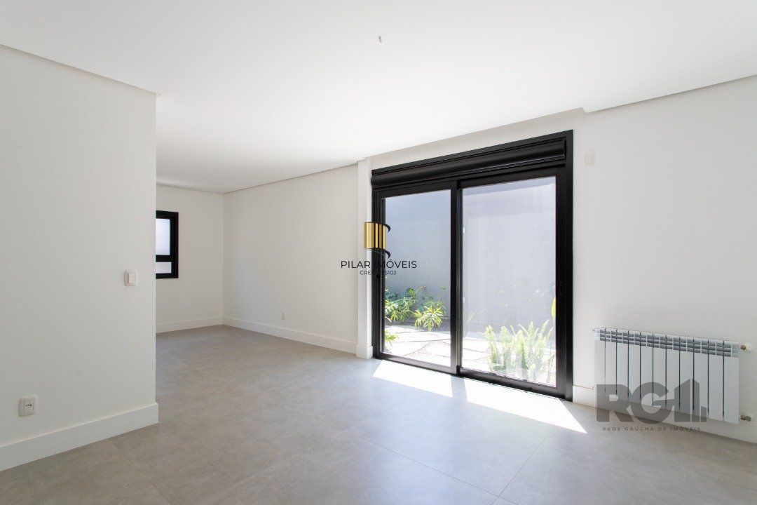 A Casa Le Mans, uma residência térrea de esquina com 389,48m2 de área coberta