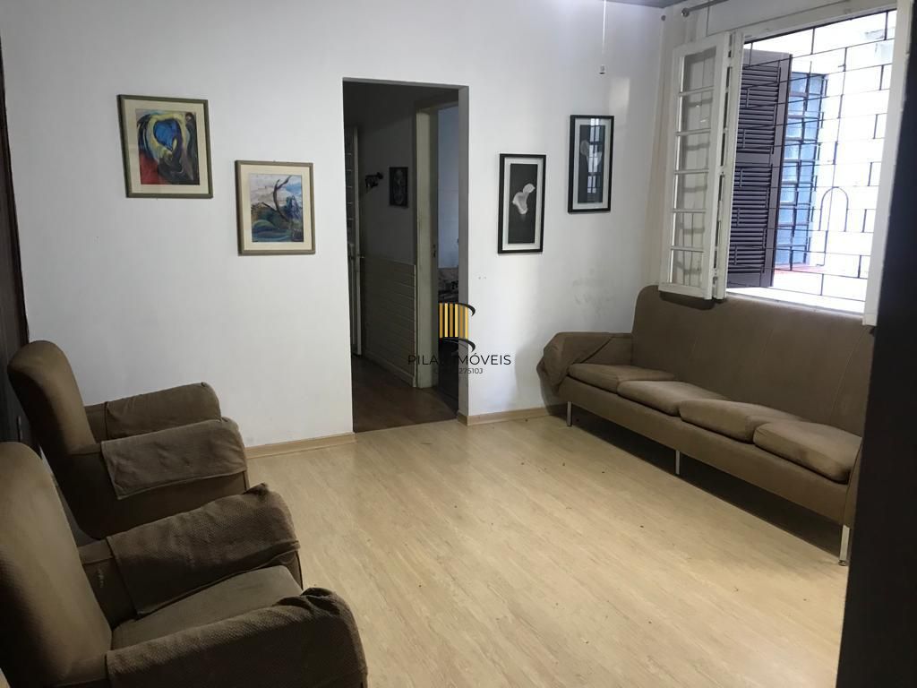 Casa de alvenaria, 3 dormitórios, 1 vaga coberta, bairro Mont Serrat.