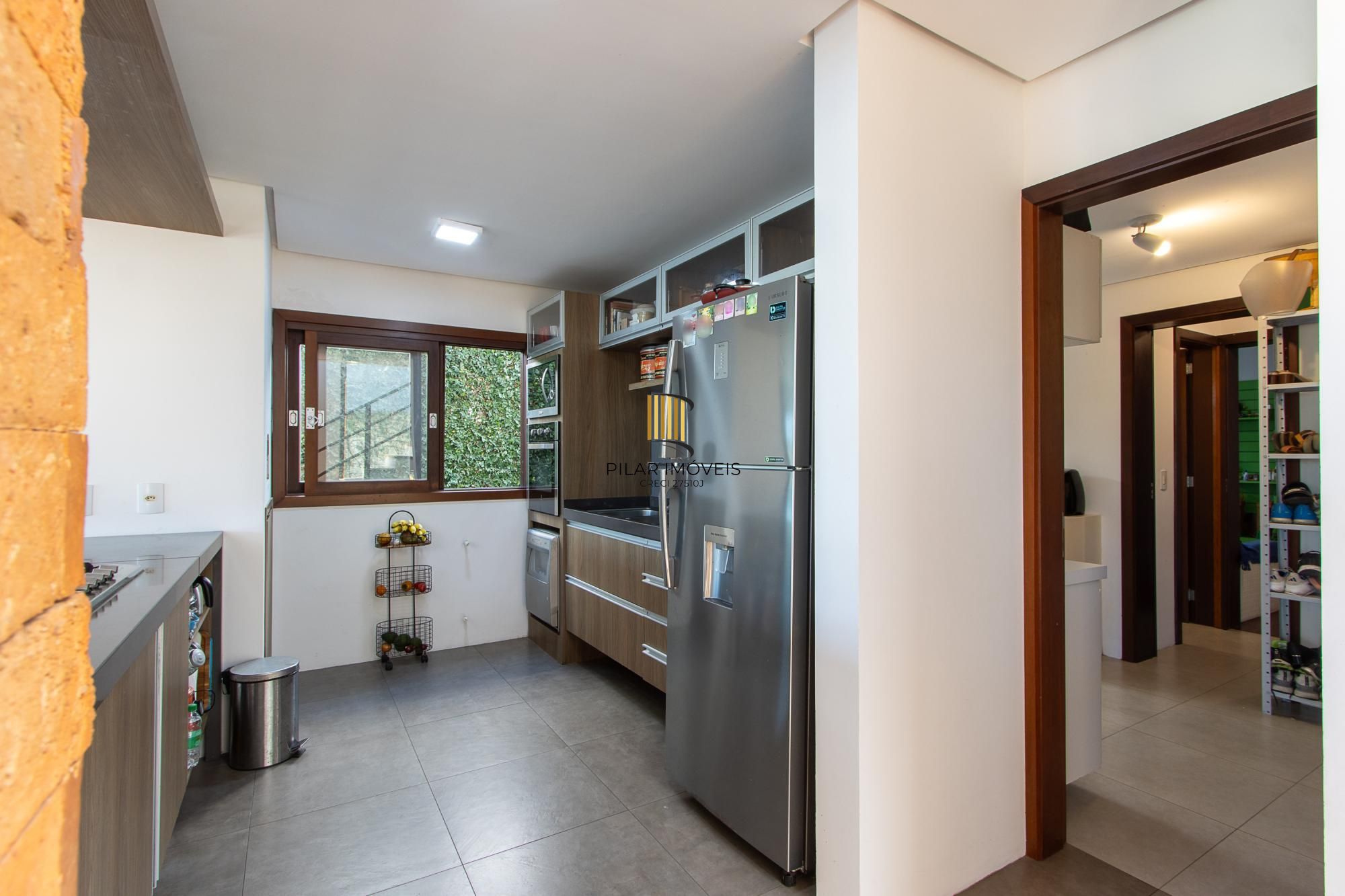 Casa no Condominio Terra Ville.  3 suites, com fundo para o lago.