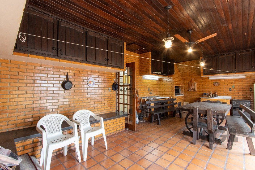 Casa para Venda - 500m², 4 dormitórios, sendo 1 suites, 4 vagas - Coronel Aparício Borges