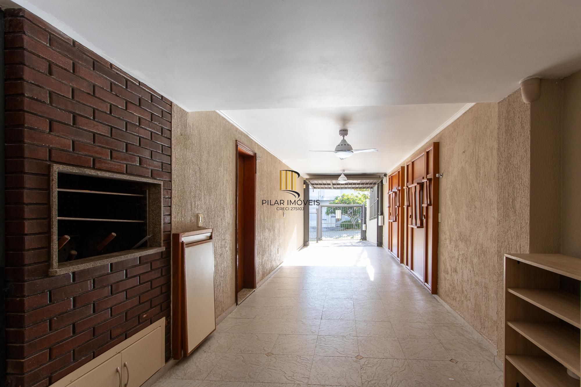 Excelente casa de 3 dormitórios, 1 suíte, pátio, piscina e vaga para 2 carros cobertas.