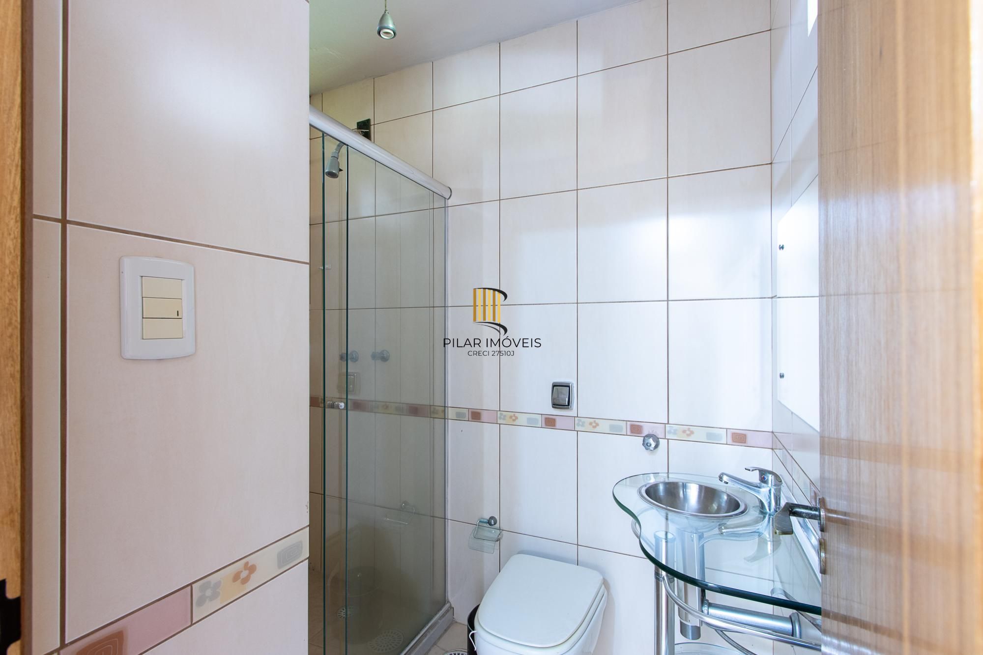 Casa de condomínio, 3 dormitórios, 1 suíte, 1 vaga coberta, no bairro Cristal.