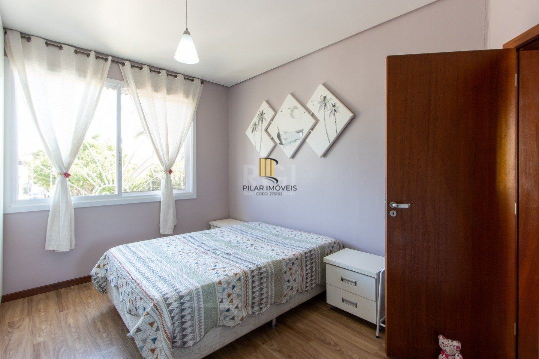 Sobrado à venda no Bairro Medianeira, reformado, 3 quartos, lareira, churrasqueira, 3 vagas