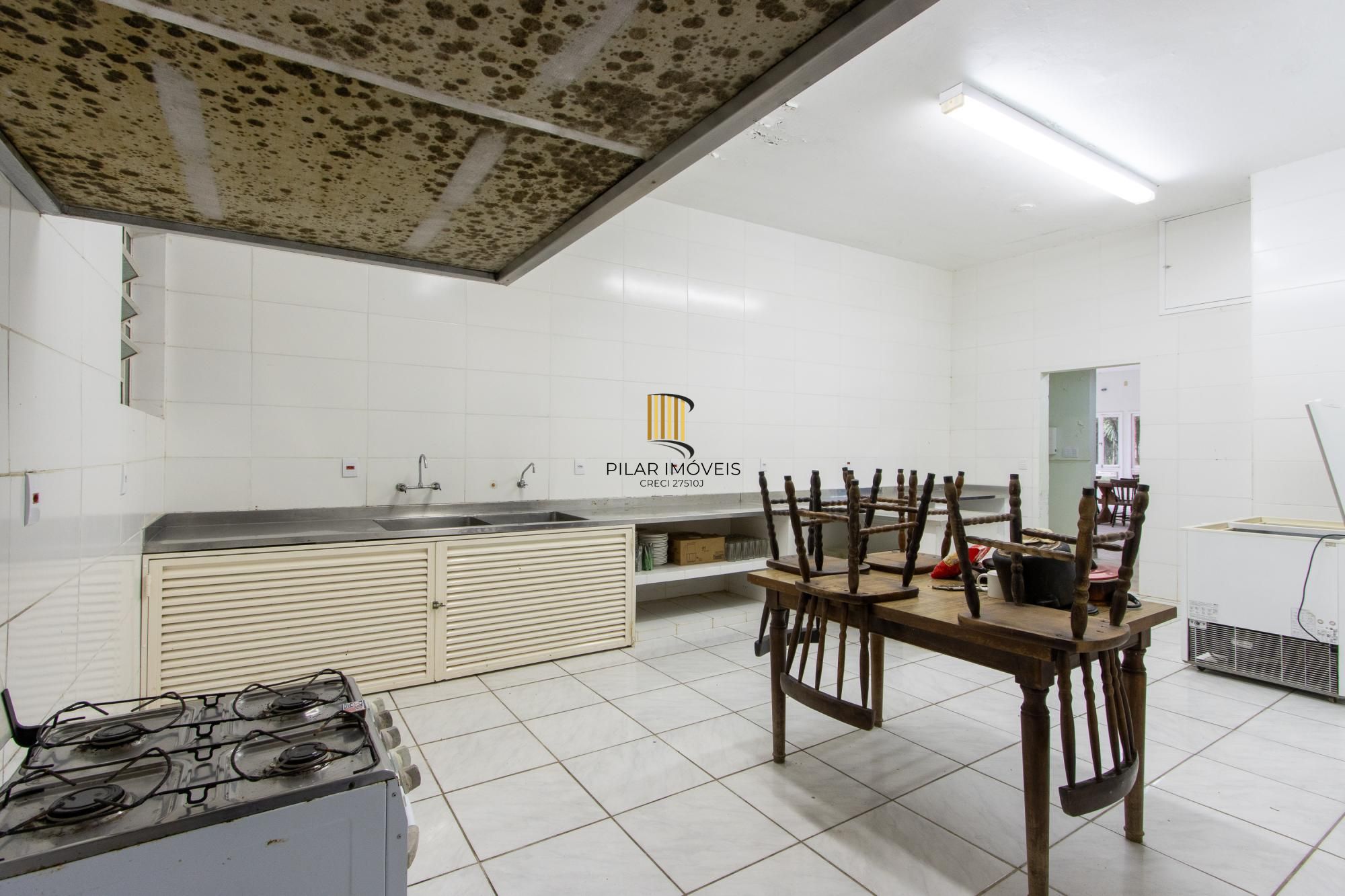 Terreno com edificações para múltiplos negócios lucrativos.