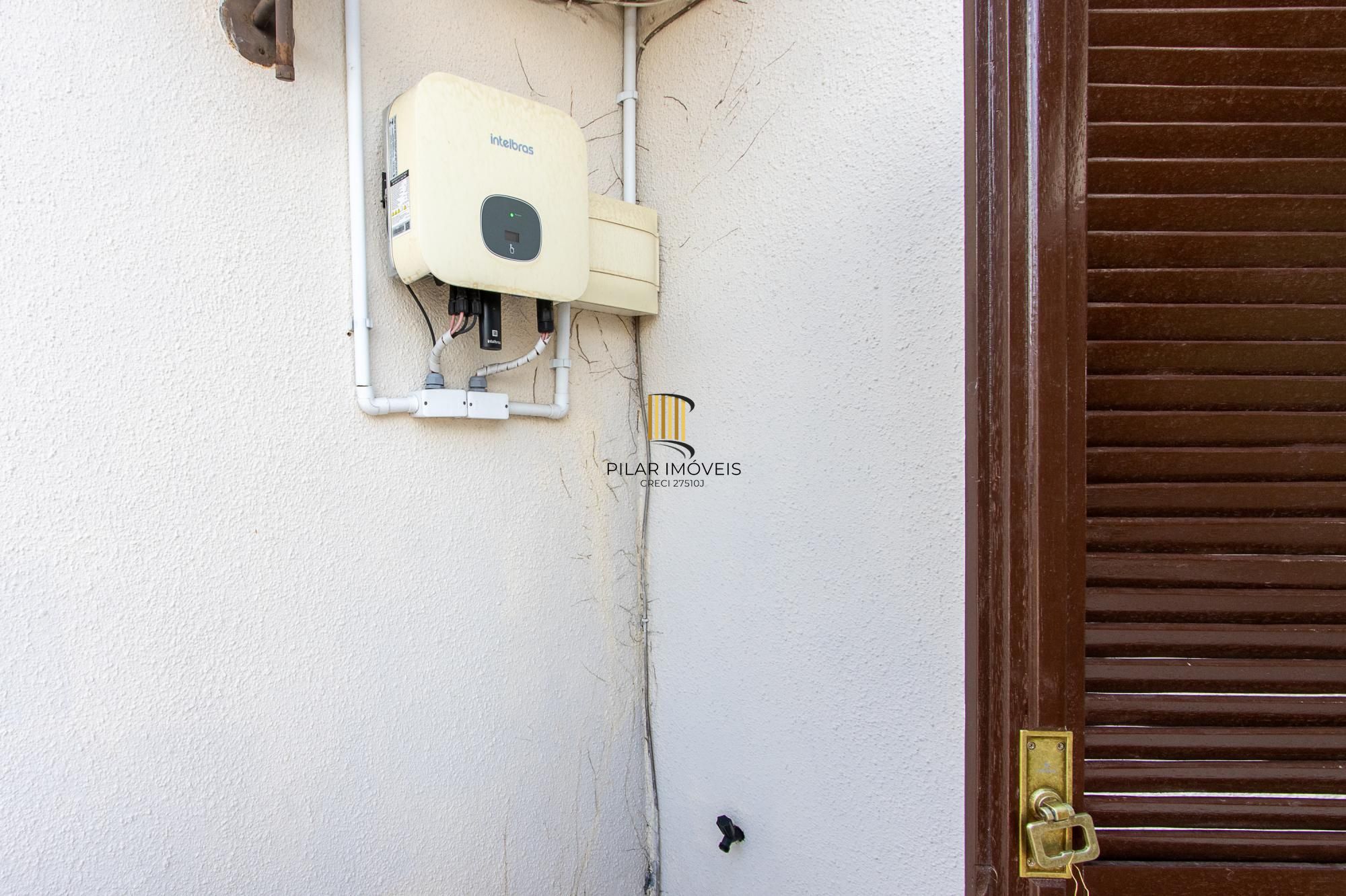 Casa de condomínio, 3 dormitórios, 1 suíte, 1 vaga coberta, no bairro Cristal.