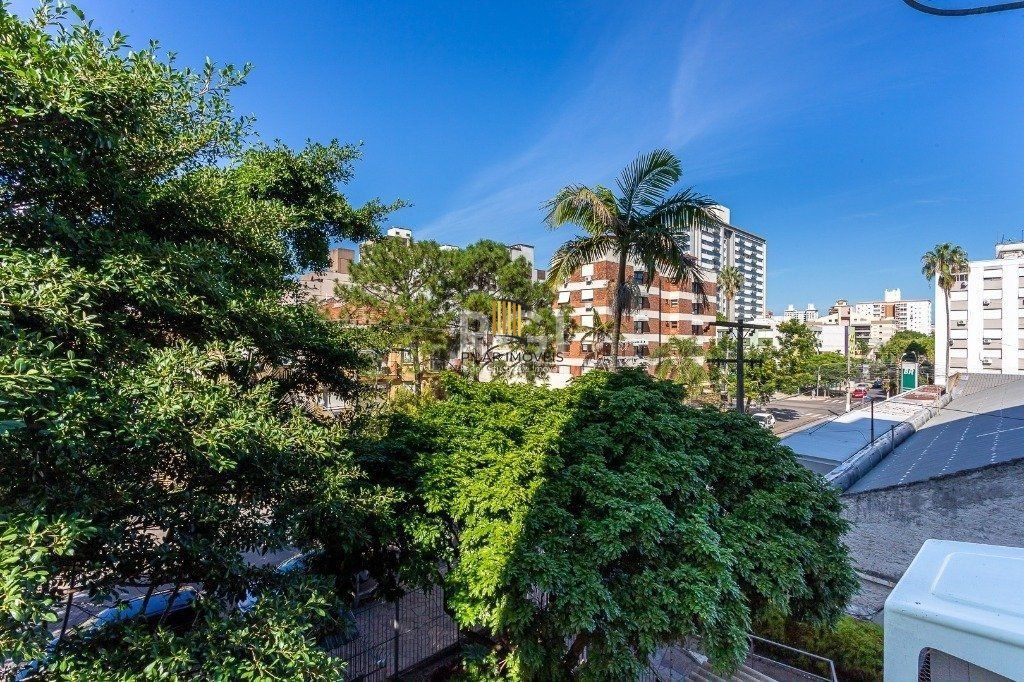 Apartamento térreo, 2 dormitórios no Menino Deus