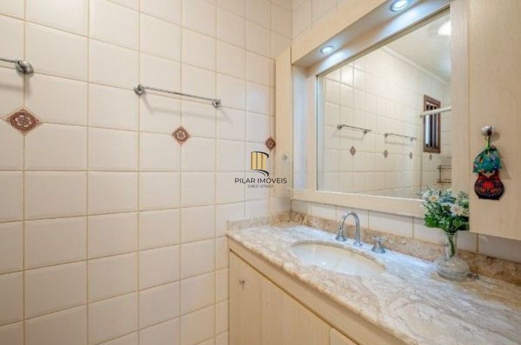 Casa 3 dormitórios, 1 suíte, 2 vagas - Bairro Camaquã