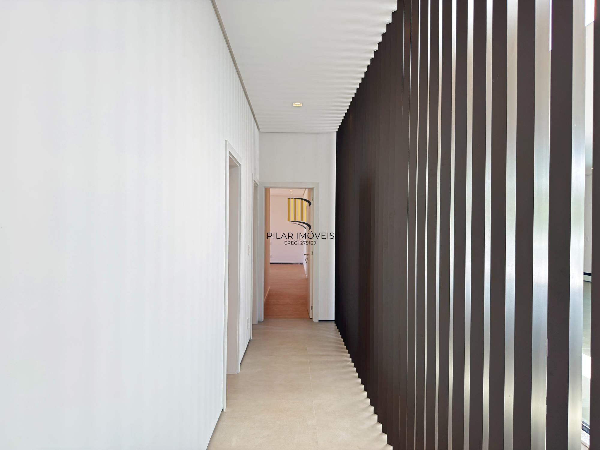 A casa conta com 434m2 de área construída, mas com um aproveitamento total dos 1.012m2 do lote