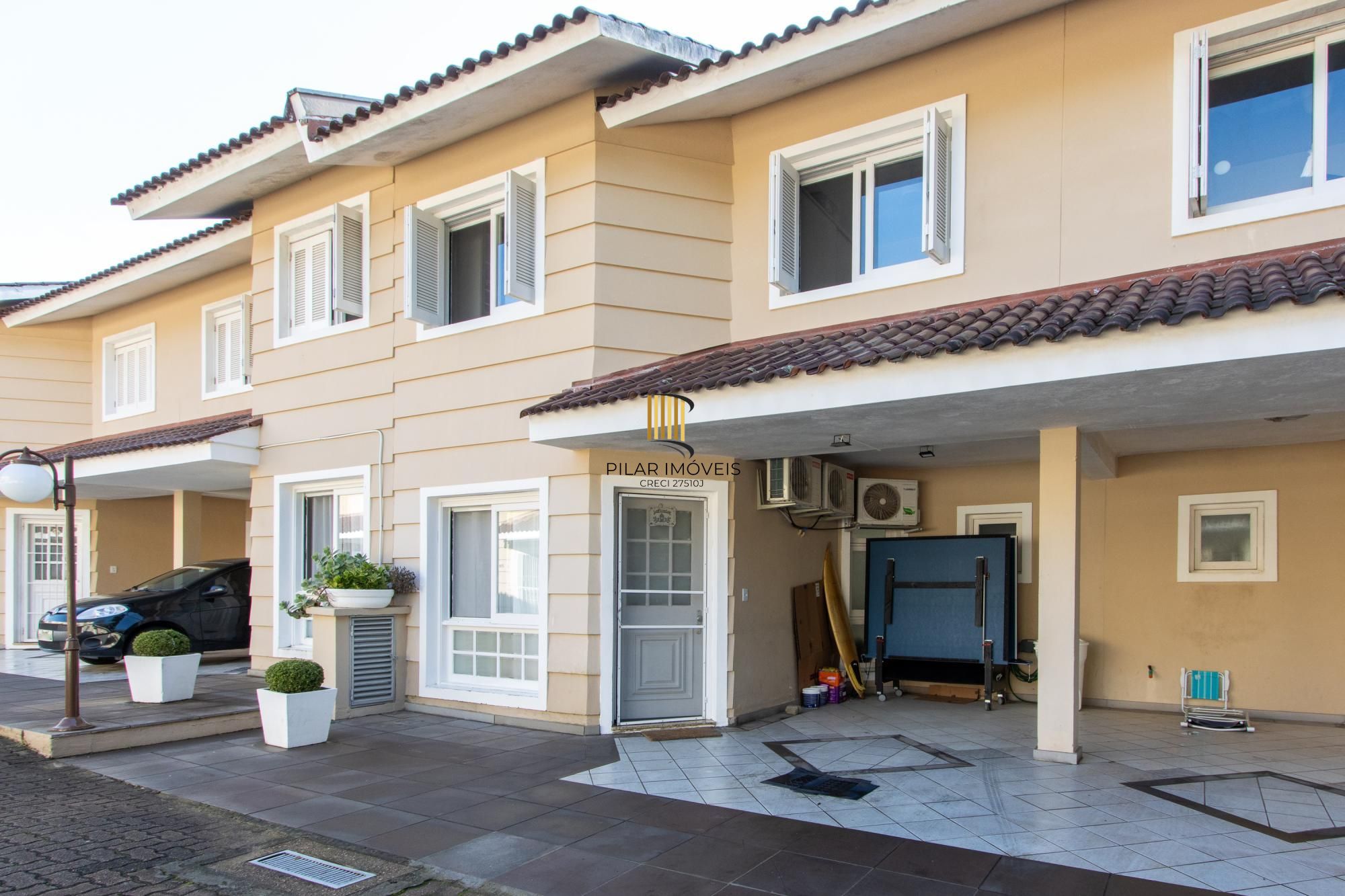 Casa em condomínio, com 3 quartos, com suíte, 2 vagas cobertas, churrasqueira, no Bairro Nonoai. - Pilar Imóveis