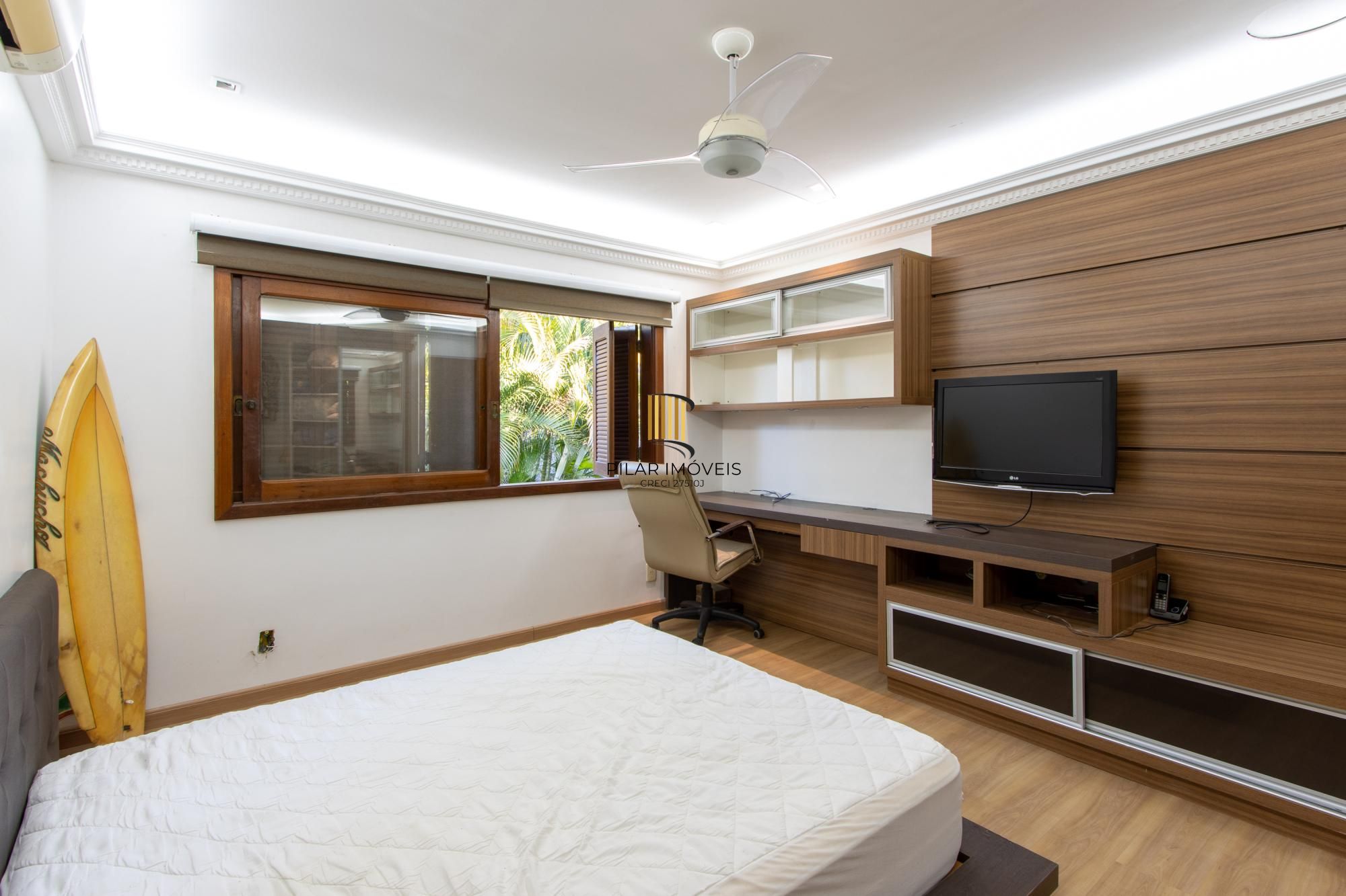 Excelente Casa em Condominio Fechado com 440,60m Dormitórios, sendo 2 Suítess