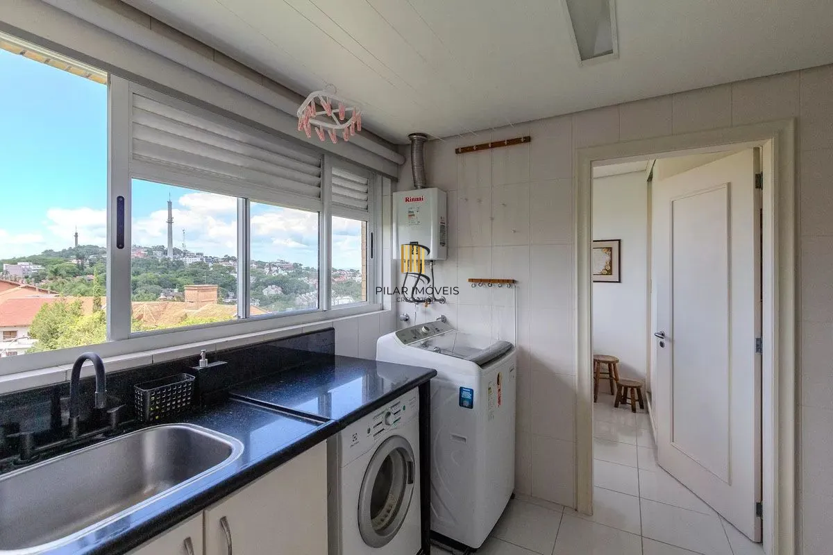 Apartamento com 3 dormitórios, 2 vagas e 231.61m² - Bairro Menino Deus