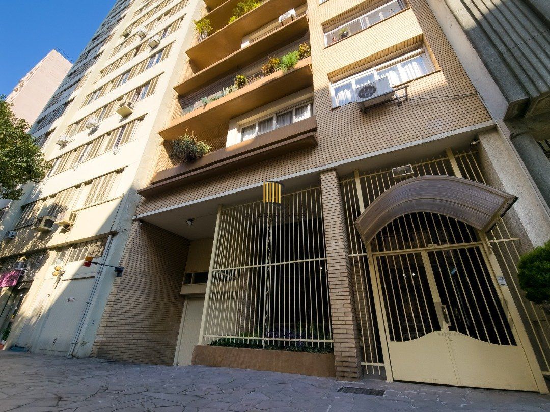 Apartamento, 3 quartos, 1 suite, dependência de empregada, elevador - Centro Histórico - Porto Alegre