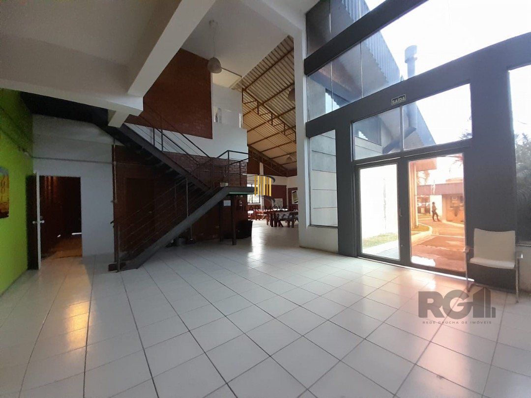 Prédio comercial com área total de 5.000 m² na rua Frederico Mentz, bairro Navegantes.