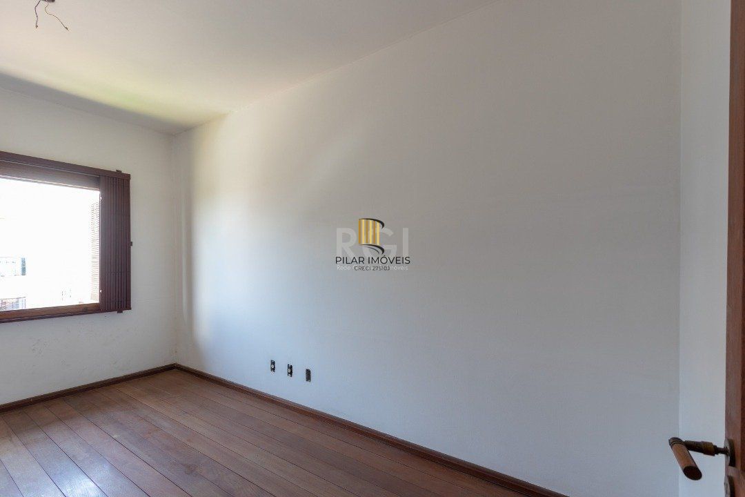 Casa para Venda - 460m², 4 dormitórios, sendo 1 suites, 4 vagas - Cristal