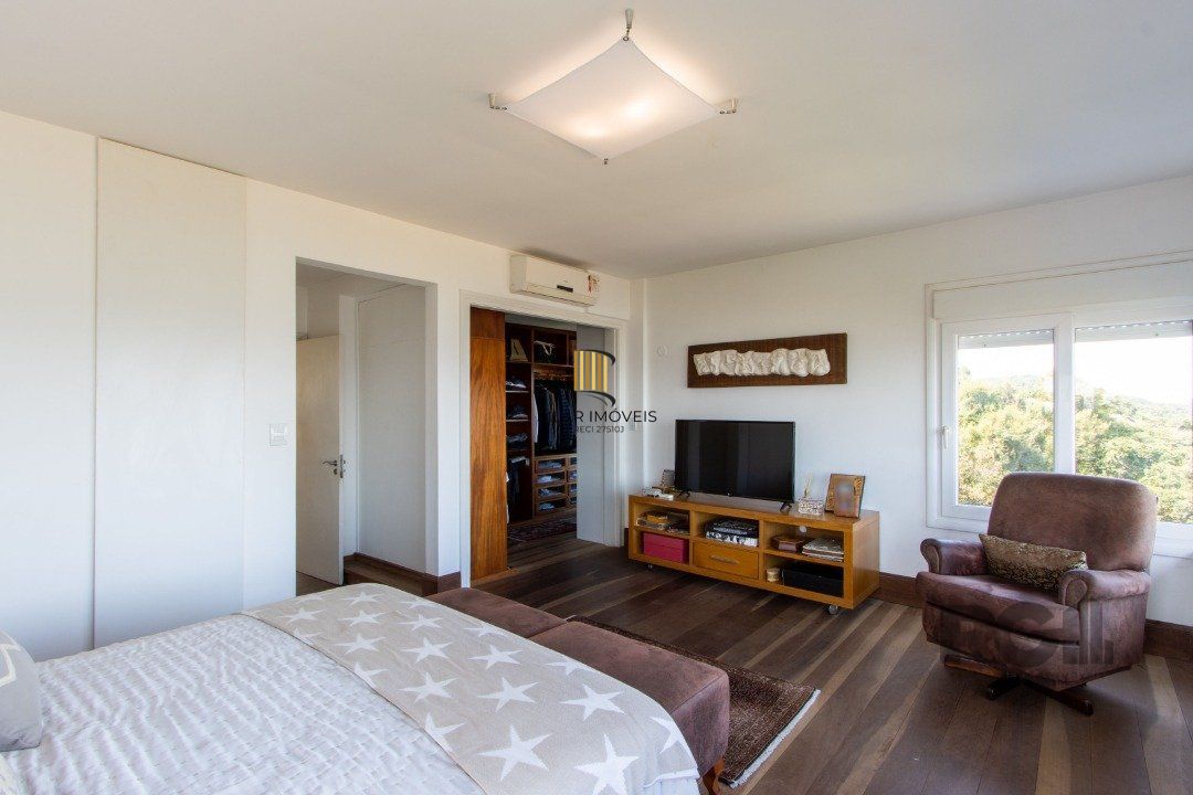 Casa deslumbrante vista do Guaiba, 3 dormitórios, sendo 1 suite master com closet e banheira de hidro com vista para o rio