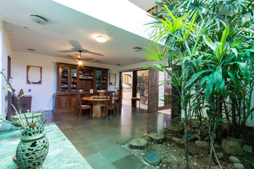 Casa com 724 m² privativos, 4 dormitórios sendo 4 suítes, 6 vagas sendo 3 cobertas