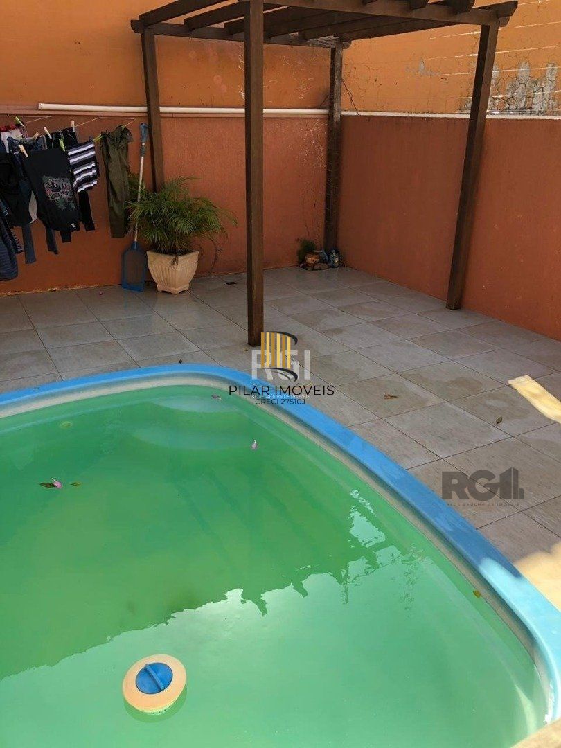 Casa residencial de 3 dormitórios sendo um uma suíte localizada no bairro Guarujá.