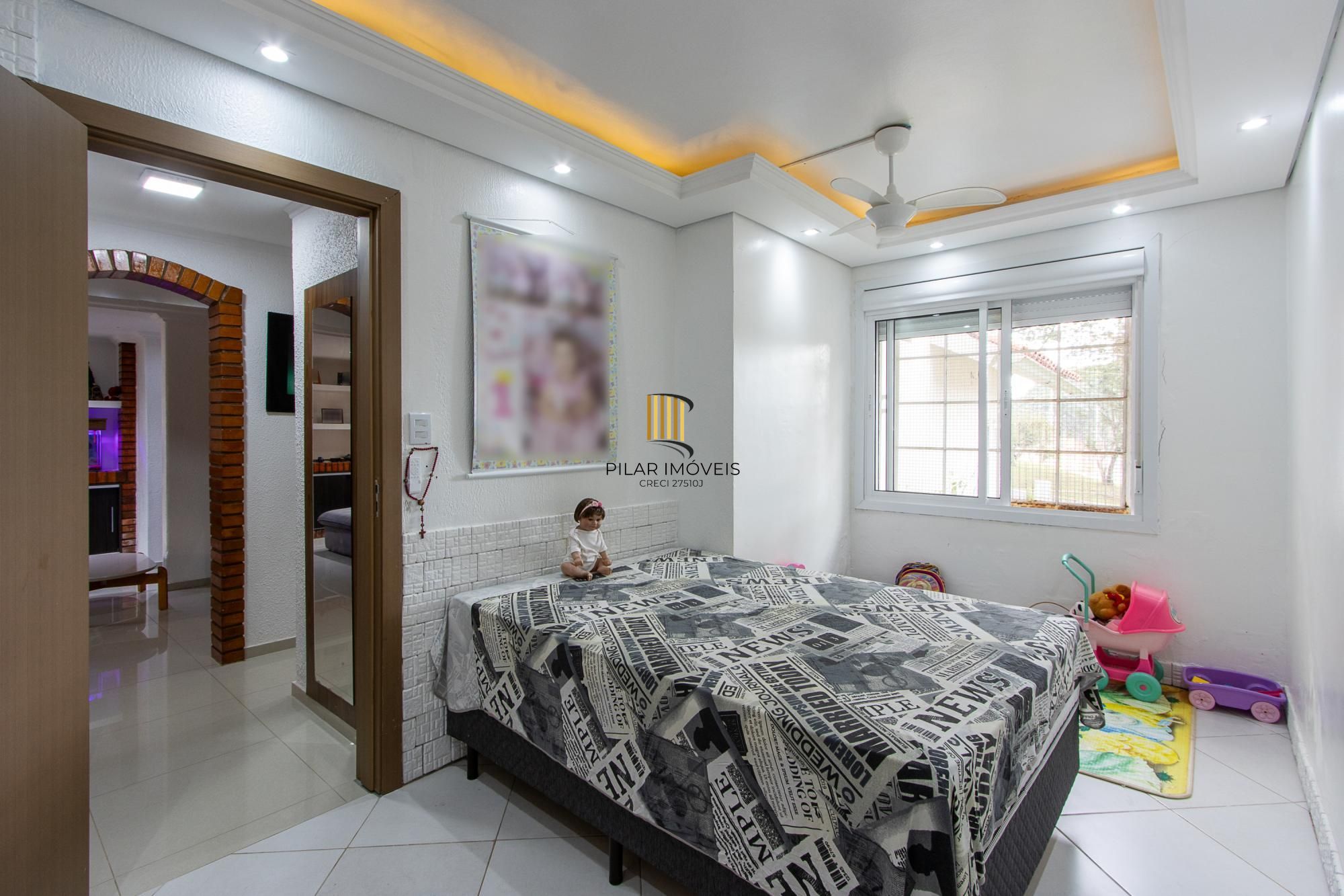 Casa de 4 dormitórios, 2 suítes, piscina, pátio e 2 vagas de garagem.