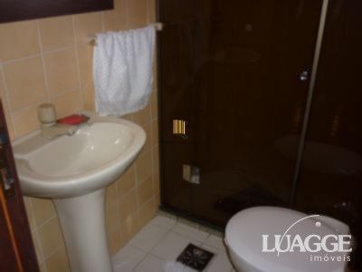 casa com 4 dormitórios, sendo uma suíte , e 530 area privativa