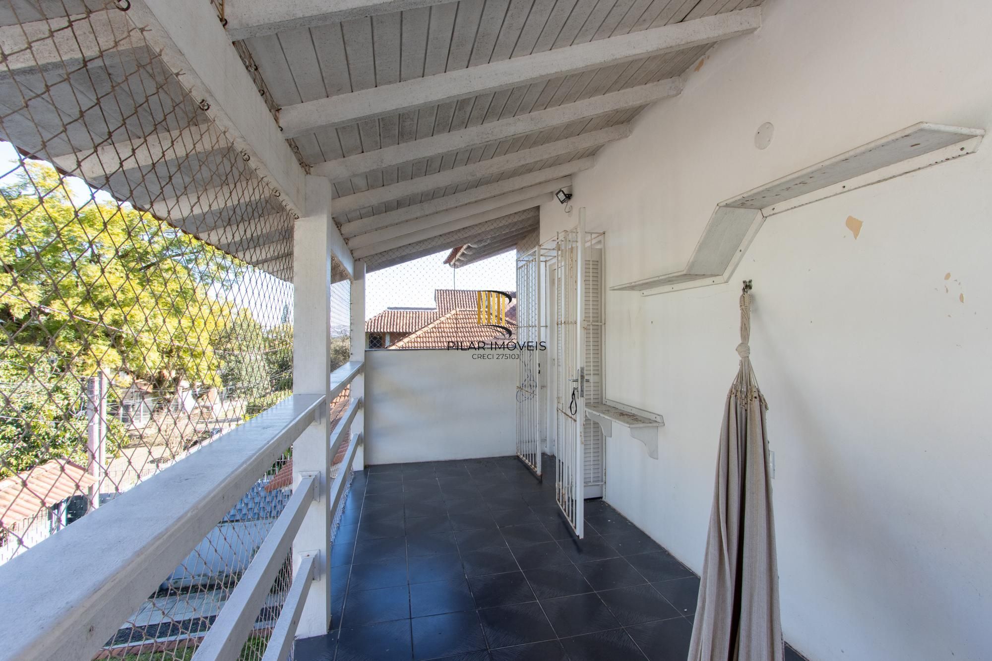 Casa 3 Dormitórios no Bairro Tristeza com 2 Vagas de Garagem