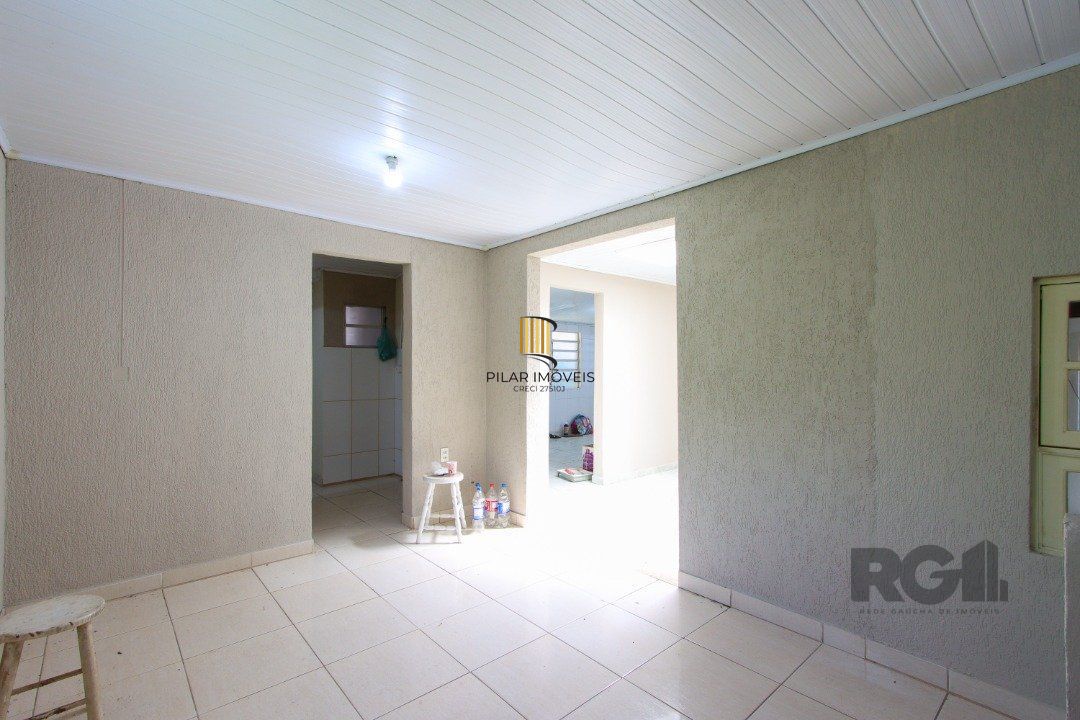 Casa com 109m² de área privativa, possui 02 dormitórios, living para 2 ambientes, cozinha, 2 banheiros