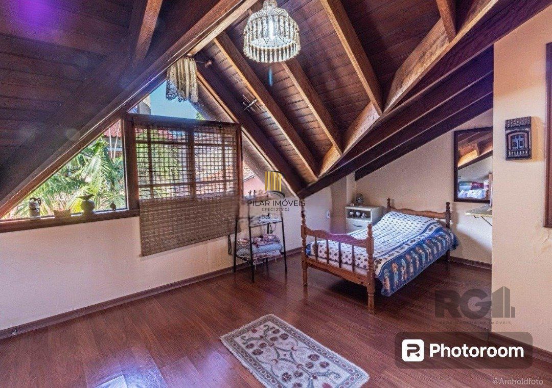 Casa 6 dormitórios no bairro Ipanema