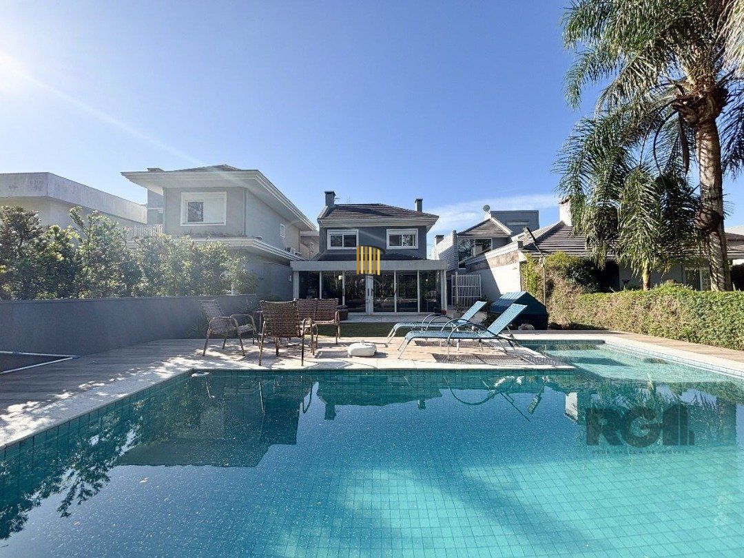Casa em condomínio com pátio, piscina, 3 suítes e 2 vagas