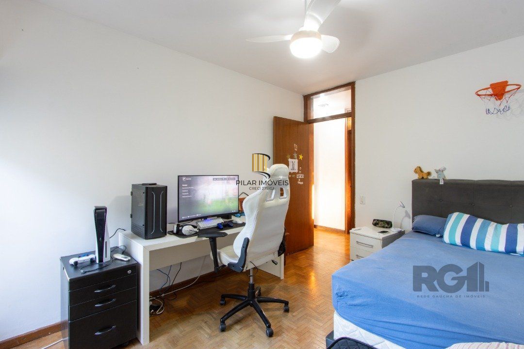 Casa em condomínio que possui  3 dormitórios, sendo 1suíte, lavabo, escritório, possibilidade de um 4 dormitório,