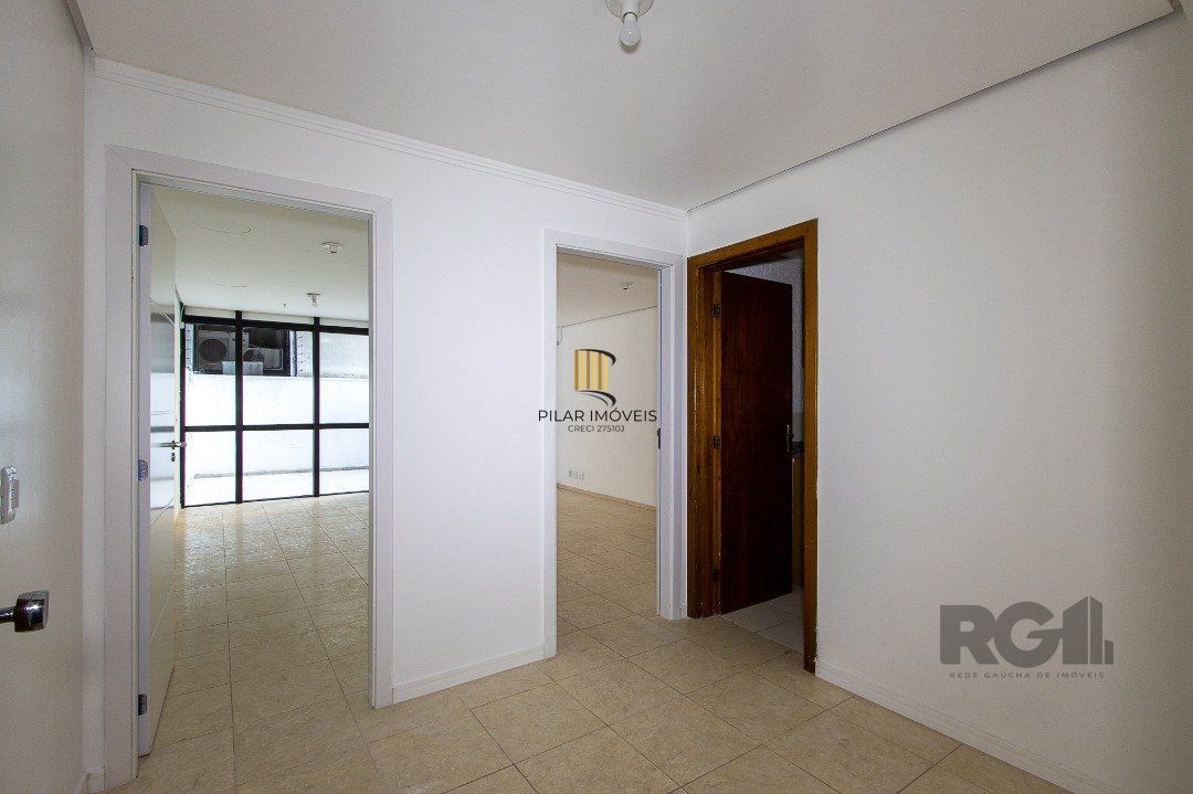 Sala comercial à venda com terraço, banheiro e copa, elevador portaria - Bairro Menino Deus - Pilar Imóveis