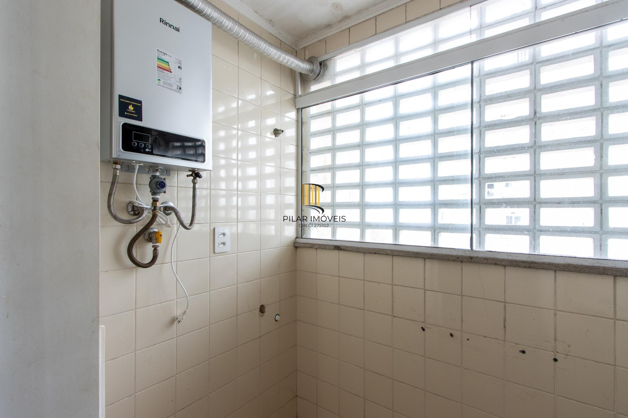 Cobertura com 137m², no Bairro Cristal, de 2 dormitórios, sento uma suíte, ampla sacada, churrasqueira, vista panorâmica, vaga coberta.