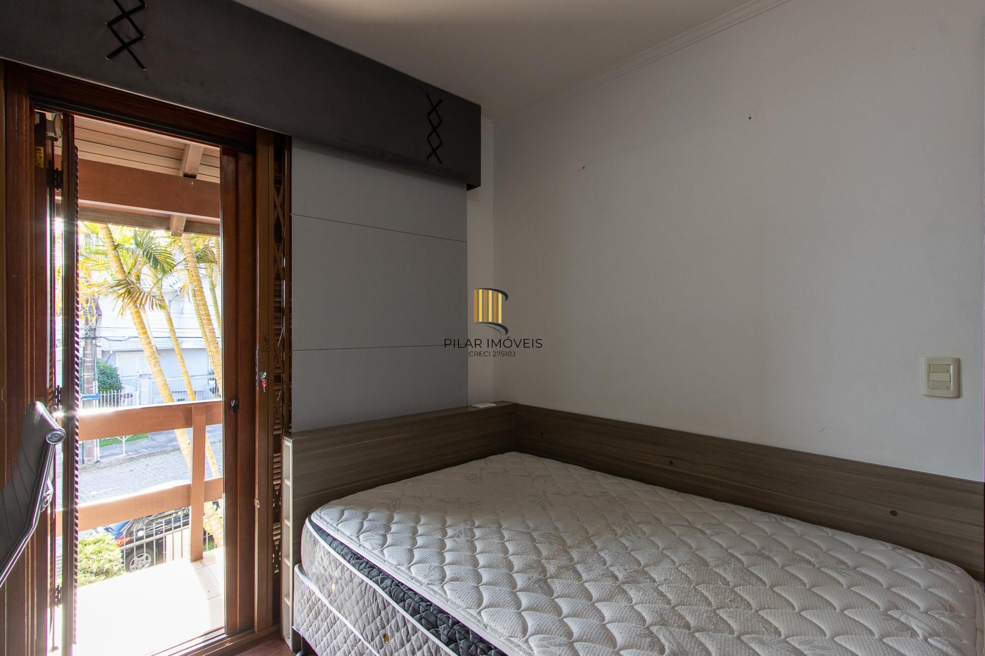 Excelente casa de 3 dormitórios, 1 suíte, pátio, piscina e vaga para 2 carros cobertas.