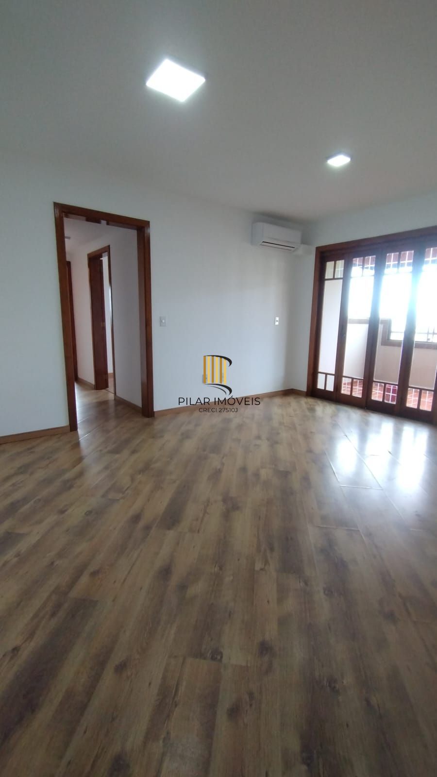 Apartamento de 2 dormitórios, 1 suíte e 2 vagas de garagem no bairro Tristeza.