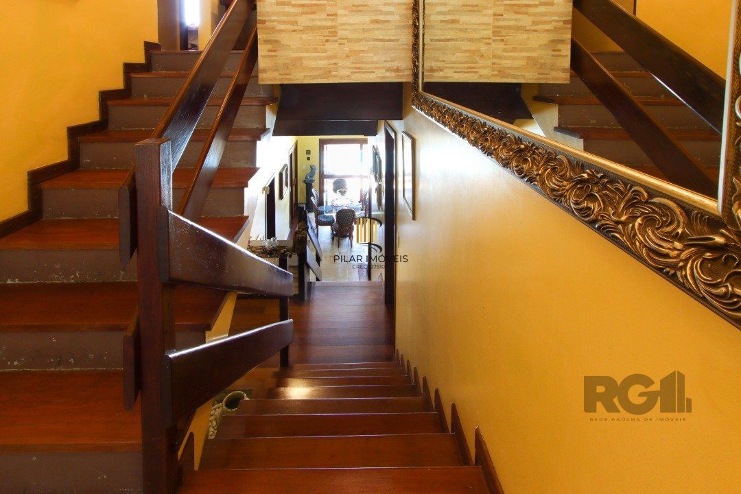 Casa com 4 dormitórios, sendo 1 suíte, com 2 vagas cobertas, no bairro Nonoai, Porto Alegre, RS