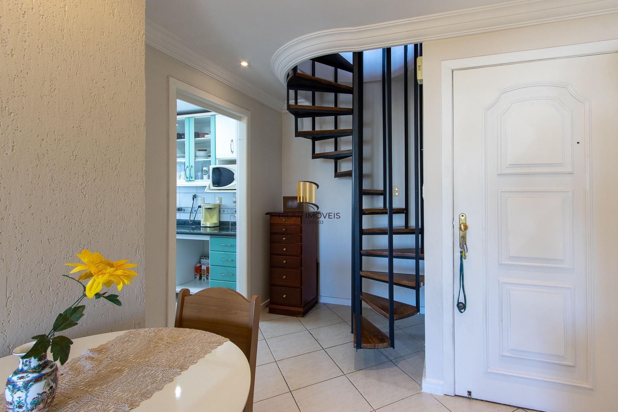 Cobertura com 2 dormitórios, incluindo 1 suíte.