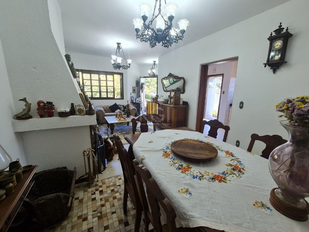 Casa em lindo terreno alto ao nível da rua medindo 10 × 32 onde consta uma residência térrea com 136m2 de área privativa,