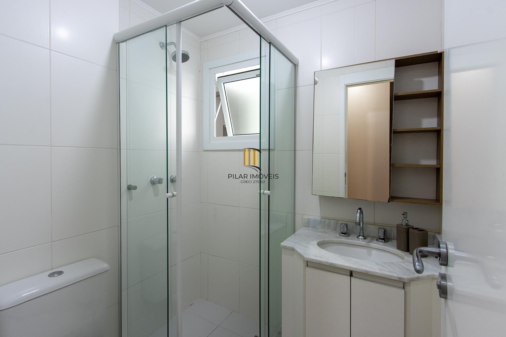 Apartamento de 2 dormitórios com suíte, churrasqueira e infraestrutura completa na Zona Sul de Porto Alegre.