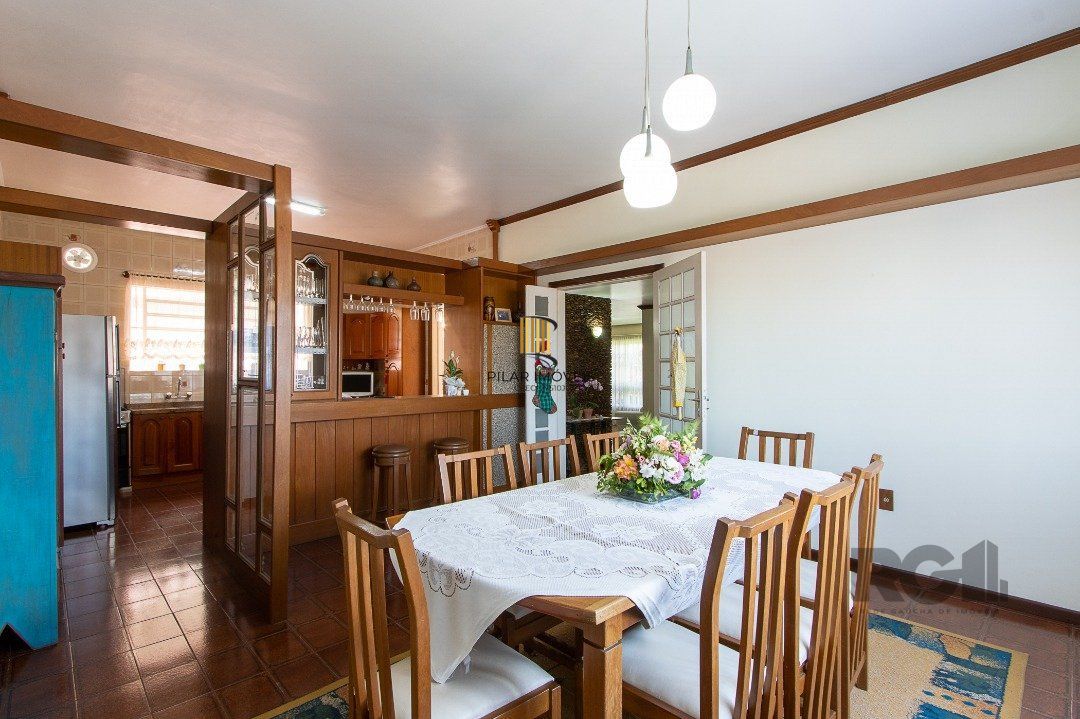 Casa com 4 quartos, suíte, churrasqueira, lareira, garagem coberta e lindo jardim.