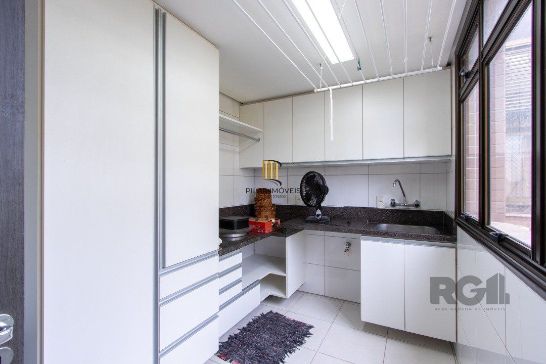 Apartamento na tristeza com três suítes e três vagas