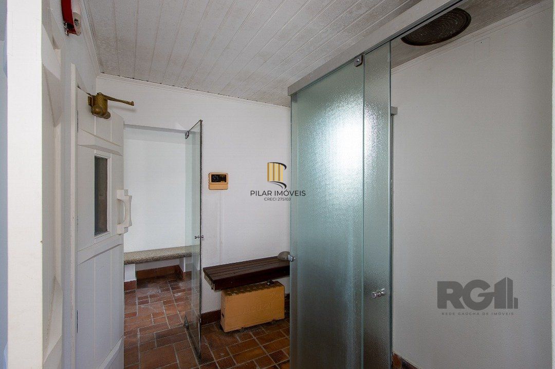 Casa Condomínio a Venda - 880m², 5 dormitórios, sendo 2 suítes, a master com lareira, 4 vagas - Cavalhada